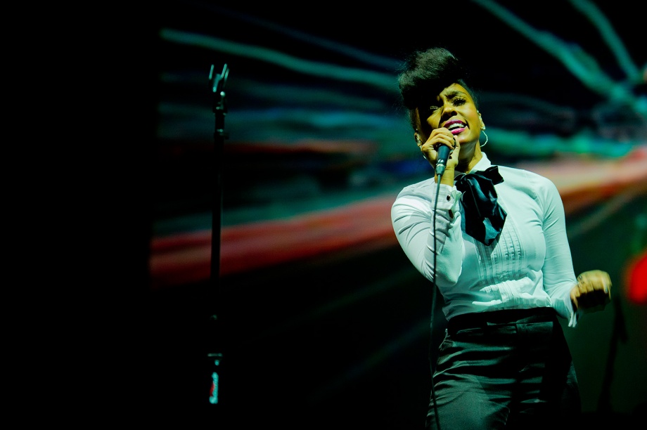 Janelle Monae Moscu Dezembro 2010 / Revista Caras