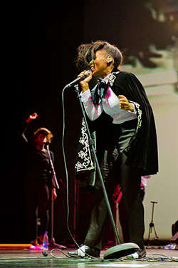 Janelle Monae Moscu Dezembro 2010 / Revista Caras
