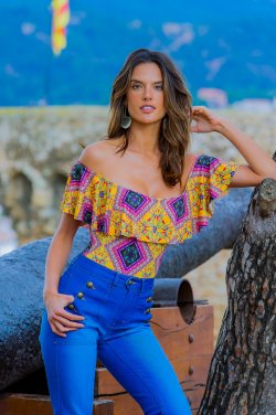 Alessandra Ambrosio para Caras Tossa de Mar Espanha 